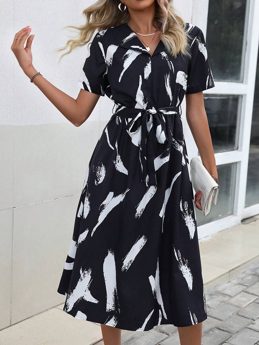 SHEIN Clasi 筆刷圖案繫腰帶連衣裙 - 黑色 - 查看 1