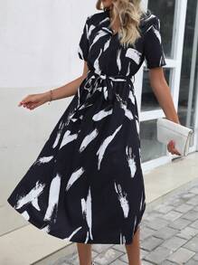 SHEIN Clasi 筆刷圖案繫腰帶連衣裙 - 黑色 - 查看 3