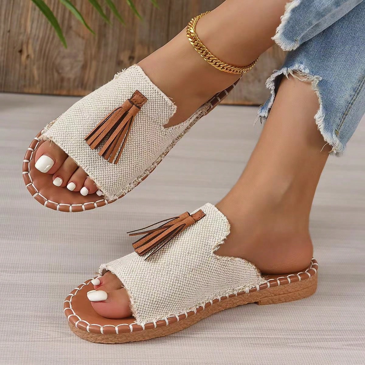 Sandalias planas con decoración de flecos para mujer, pantuflas bohemias de playa y resort, calzado versátil y de moda para uso al aire libre