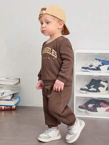 SHEIN Baby Boy Letter Graphic Striped Trim Sweatshirt & Sweatpants - Coffee Brown - View 5