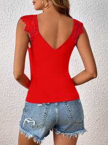 SHEIN Essnce T-Shirt mit Kontrast Spitzen, Kreuzgurt vorne,
