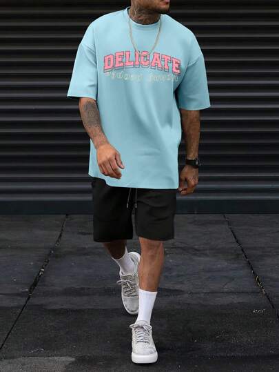 Hombres con estampado de letra Camiseta & de cintura con cordón Shorts