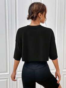 SHEIN EZwear Camiseta crop con estampado de letra de hombros caídos - Negro - Ver 2