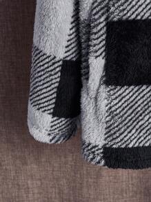 Manfinity VCAY Oversized Men's Buffalo Plaid Print Raglan Sleeve Teddy Jacket - Black and White - View 3
