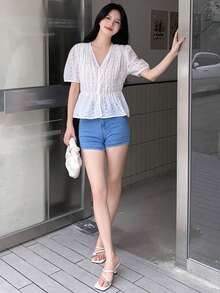 DAZY 網眼刺繡前紐扣荷葉邊下擺襯衫 - 白色 - 查看 3