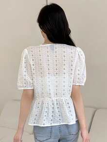 DAZY 網眼刺繡前紐扣荷葉邊下擺襯衫 - 白色 - 查看 2