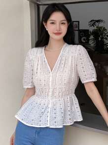 DAZY 網眼刺繡前紐扣荷葉邊下擺襯衫 - 白色 - 查看 6