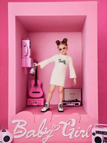 SHEIN Cô Gái Trẻ Thêu Chữ Tay áo loe 	
Fuzzy Đầm - Màu be - Xem 6