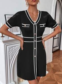 Knit Mix Robe en tricot élégante à col V rayée, manches courtes, pour le bureau en été et au printemps. Modèle slim fit, effet color block, imprimé aléatoire. Vêtements d'automne pour femmes à la rentrée scolaire