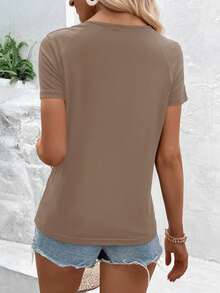 SHEIN LUNE Camiseta con estampado de rayas de manga raglán con botón - Marrón - Ver 2