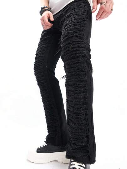 Jean d'homme déchiré à jambe droite, long jean foncé ample avec poches cargo en noir uni pour le soir, grunge ou rappeur