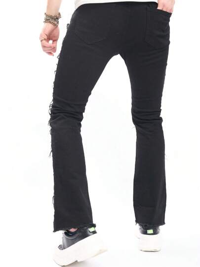 Jean d'homme déchiré à jambe droite, long jean foncé ample avec poches cargo en noir uni pour le soir, grunge ou rappeur