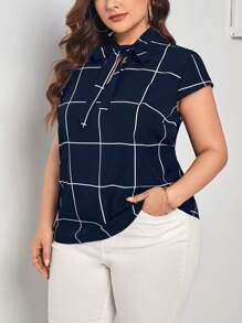 SHEIN Essnce Talla grande Blusa estampado de cuadros de cuello con cordón de manga murciélago - Azul Marino - Ver 1