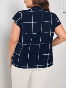 SHEIN Essnce Talla grande Blusa estampado de cuadros de cuello con cordón de manga murciélago - Azul Marino - Ver 2