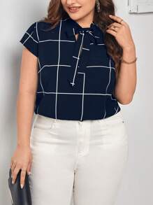 SHEIN Essnce Talla grande Blusa estampado de cuadros de cuello con cordón de manga murciélago - Azul Marino - Ver 3