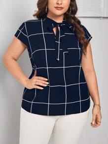 SHEIN Essnce Talla grande Blusa estampado de cuadros de cuello con cordón de manga murciélago - Azul Marino - Ver 4