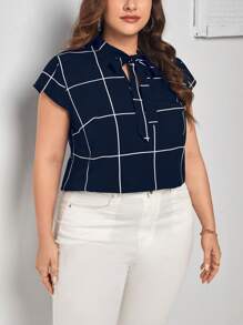 SHEIN Essnce Talla grande Blusa estampado de cuadros de cuello con cordón de manga murciélago - Azul Marino - Ver 5