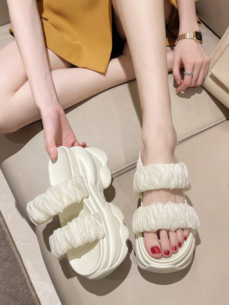 女性坡跟跟涼鞋帶百褶裝飾用品和細節,拖鞋