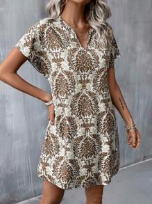 EMERY ROSE 滿版印花缺口領蝙蝠袖直筒連衣裙