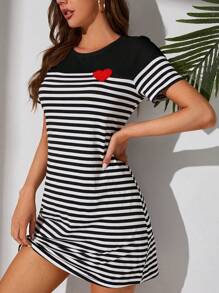 SHEIN Tall 條紋圖案愛心刺繡T恤洋裝 - 黑與白 - 查看 1