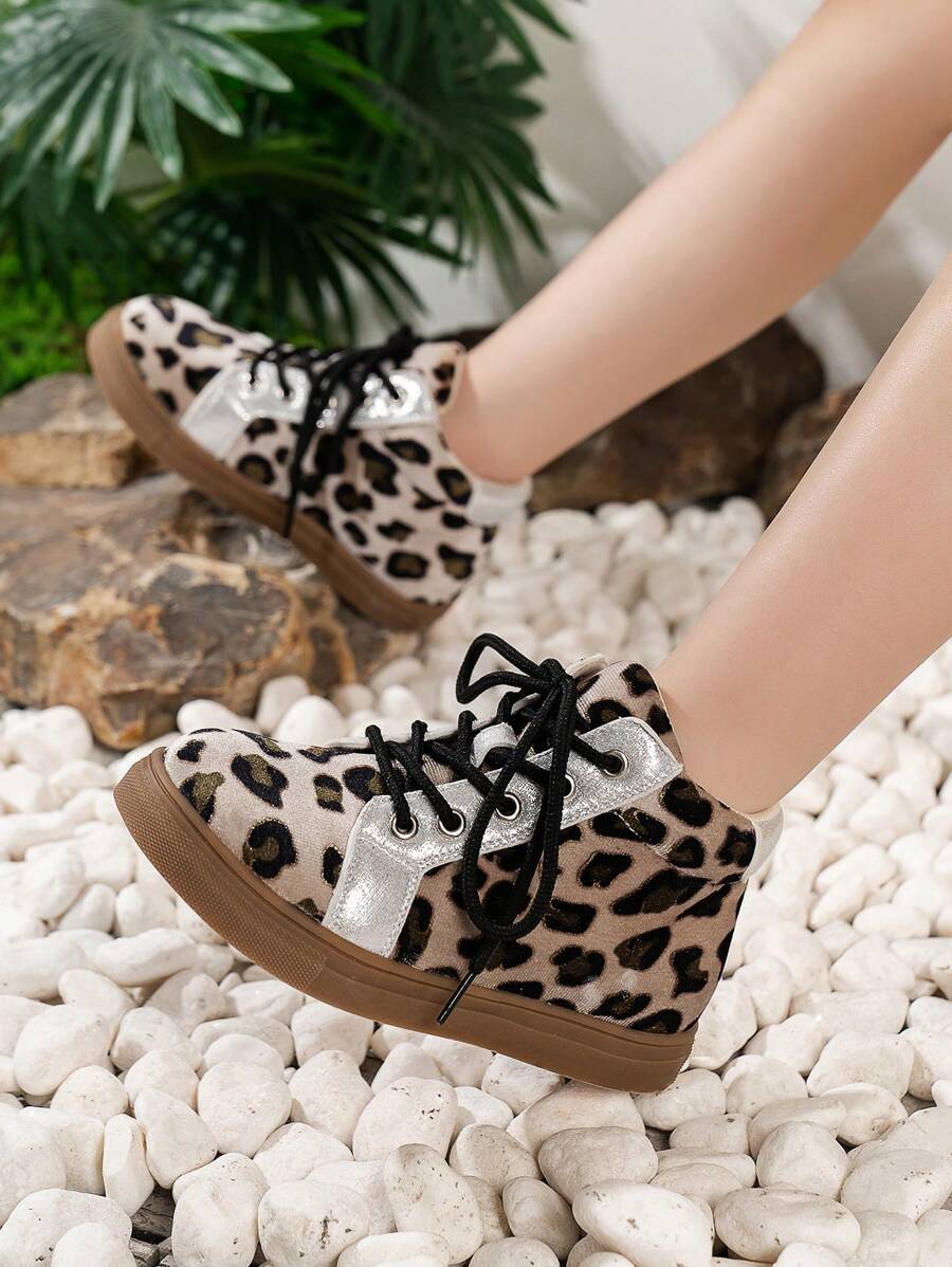 孩子們運動&休閒鞋適合女孩,豹紋印花前綁帶板鞋