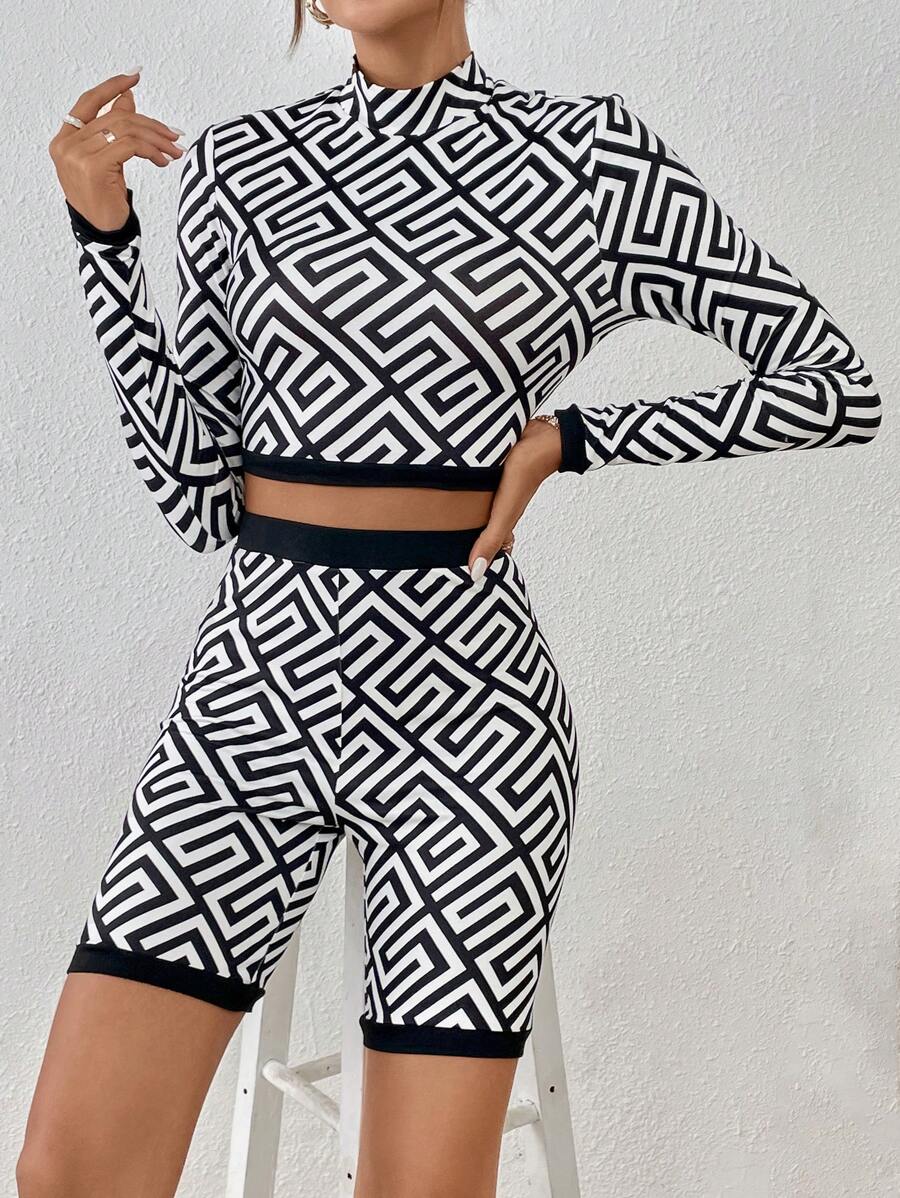 SHEIN Essnce 幾何印花小高領短款T恤&騎行褲 - 黑與白 - 查看 1