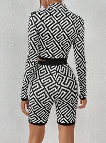 SHEIN Essnce 幾何印花小高領短款T恤&騎行褲 - 黑與白 - 查看 2