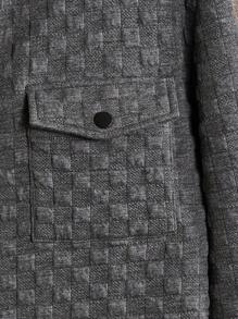 Manfinity VCAY 宽松版型男士字母贴片细节翻盖口袋正面纽扣夹克（不含 T 恤） - 深灰色 - 查看 3