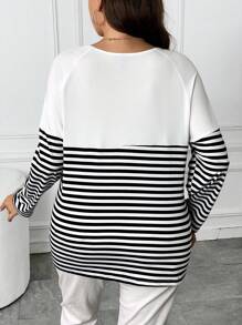 SHEIN Frenchy 大碼條紋印花紐扣細節插肩袖T恤 - 黑與白 - 查看 2
