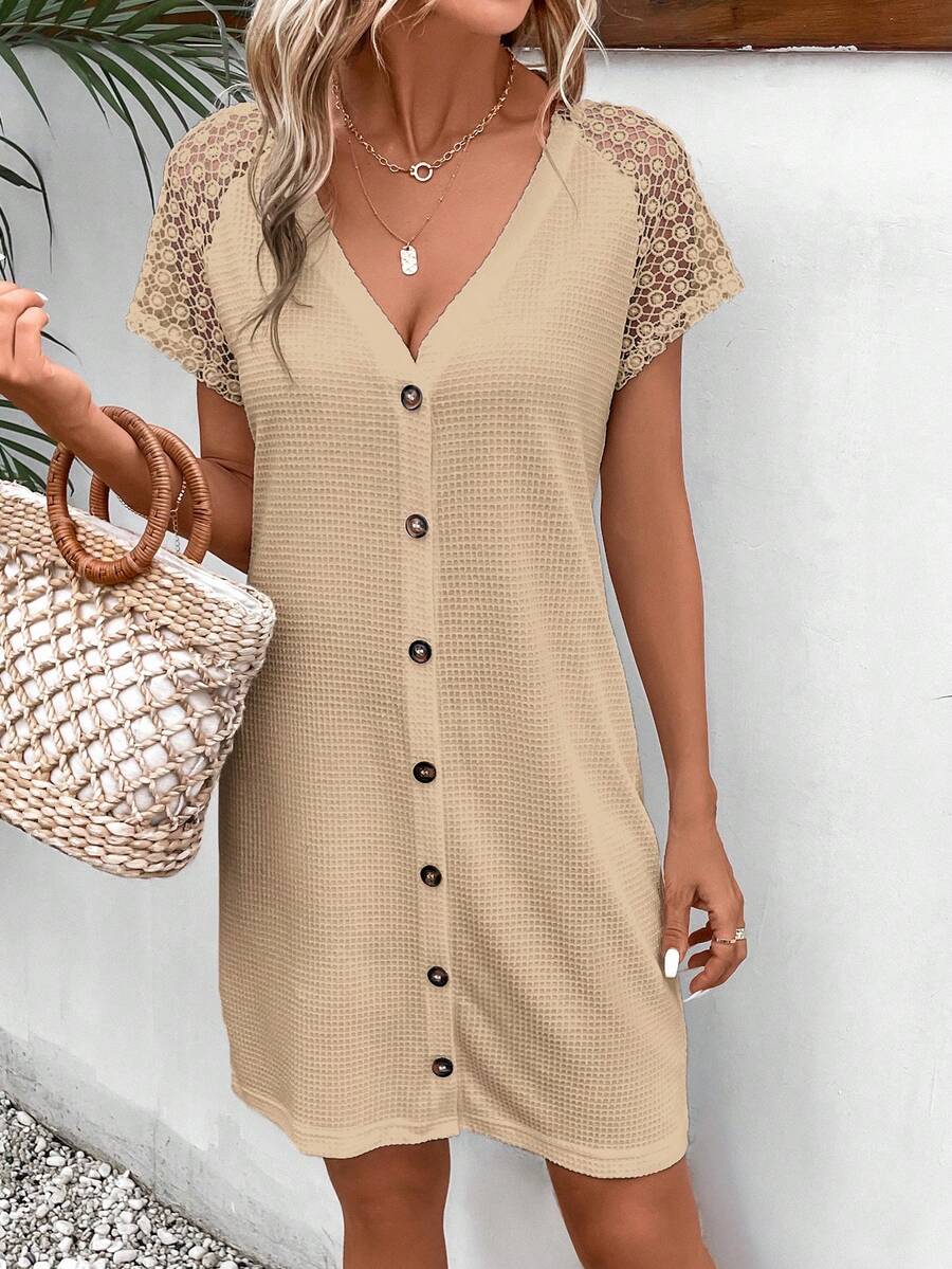 SHEIN Frenchy 蕾絲拼接插肩袖前紐扣連衣裙 - 杏色 - 查看 1