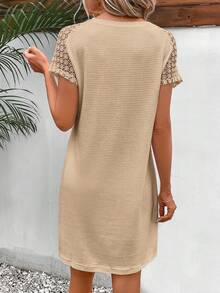 SHEIN Frenchy 蕾絲拼接插肩袖前紐扣連衣裙 - 杏色 - 查看 2