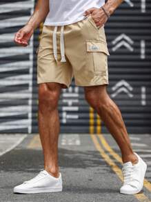 Manfinity 寬鬆男款字母拼貼有蓋口袋抽繩腰短褲 - 卡其色 - 查看 1