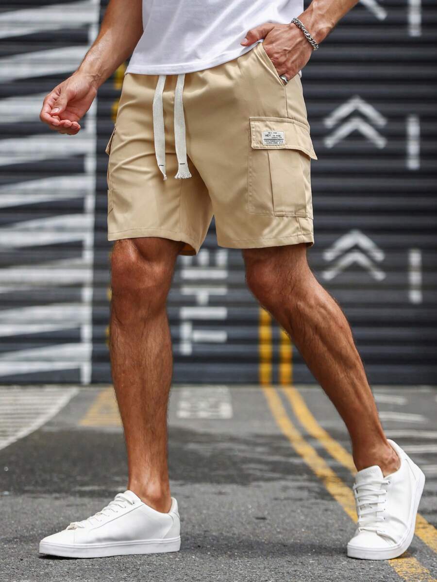 Manfinity 寬鬆男款字母拼貼有蓋口袋抽繩腰短褲 - 卡其色 - 查看 1