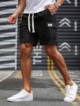 Manfinity 寬鬆男款字母拼貼短褲,有蓋口袋和抽繩腰部