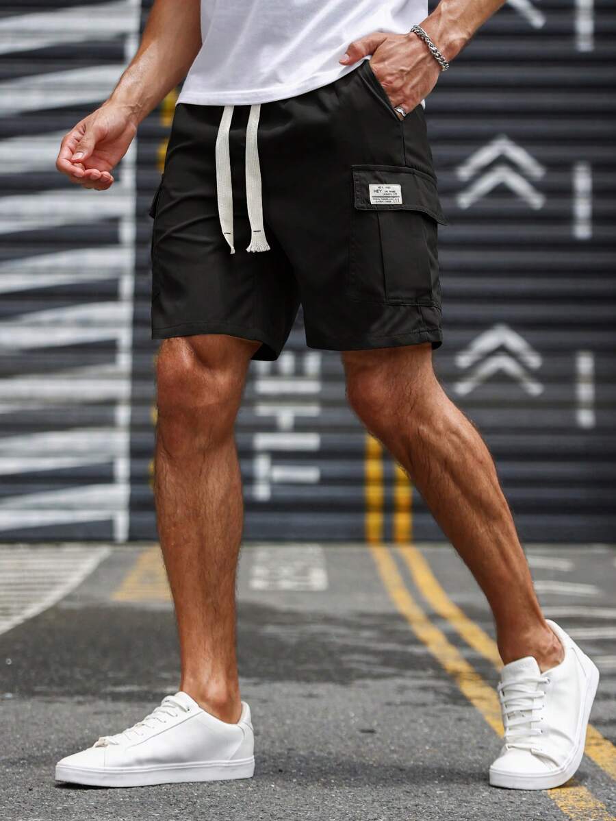 Manfinity 寬鬆男款字母拼貼短褲,有蓋口袋和抽繩腰部 - 黑色 - 查看 1