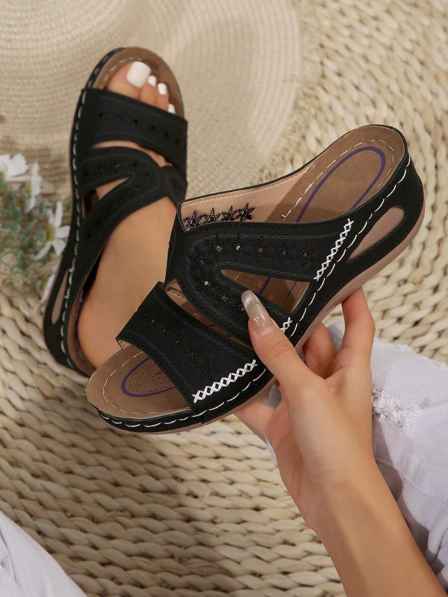 Sandálias femininas de verão com bordados vazados, confortáveis, macias, para praia e férias ao ar livre, com salto plataforma e sola grossa. Essenciais para viagem. - Preto - Ver 1