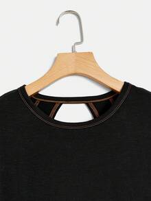 SHEIN Essnce Áo thun ngắn tay màu đen hở lưng, thoải mái, rộng rãi, cơ bản, dành cho nữ cỡ lớn, thời trang xuân/hè, thích hợp mặc hàng ngày, đi chơi, phong cách đường phố, áo hè màu đen dễ thương. - màu đen - Xem 3