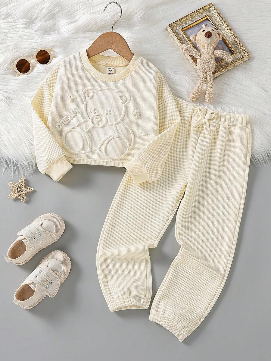 SHEIN 女小童休閒杏華夫鬆餅棋盤格套裝,包括3D圖案熊點綴運動衫和長款長褲適用於秋天