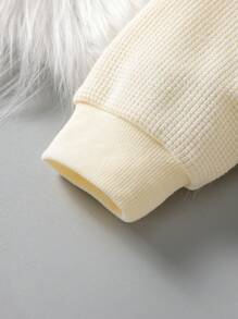 SHEIN 女小童休閒杏華夫鬆餅棋盤格套裝,包括3D圖案熊點綴運動衫和長款長褲適用於秋天