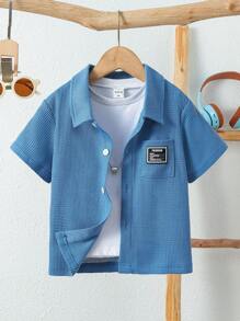 SHEIN Jeune Garçon Manches Courtes Bleu À Carreaux À Bouton Chemise , Avec Poche Et label Étiquette Détail , Confortable Et Lâche Pour L'été - Bleu azur - Voir 1