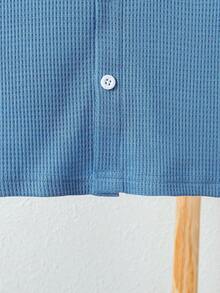 SHEIN Jeune Garçon Manches Courtes Bleu À Carreaux À Bouton Chemise , Avec Poche Et label Étiquette Détail , Confortable Et Lâche Pour L'été - Bleu azur - Voir 3