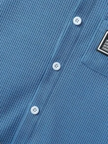 SHEIN Jeune Garçon Manches Courtes Bleu À Carreaux À Bouton Chemise , Avec Poche Et label Étiquette Détail , Confortable Et Lâche Pour L'été - Bleu azur - Voir 4