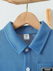 SHEIN Jeune Garçon Manches Courtes Bleu À Carreaux À Bouton Chemise , Avec Poche Et label Étiquette Détail , Confortable Et Lâche Pour L'été - Bleu azur - Voir 5