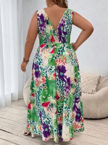 SHEIN LUNE Plus Floral Print Surplice Neck Dress - Green - View 2