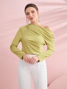 Modelyn 素色不對稱領褶邊襯衫 - 橄欖綠 - 查看 3