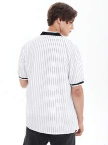 Manfinity Campus Court 男士條紋和字母圖案棒球領襯衫 - 黑與白 - 查看 2