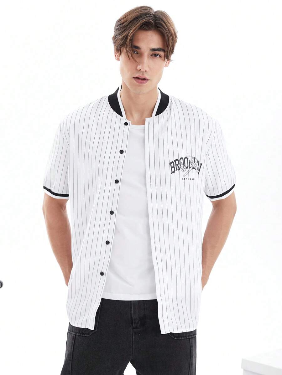 Manfinity Campus Court 男士條紋和字母圖案棒球領襯衫 - 黑與白 - 查看 1