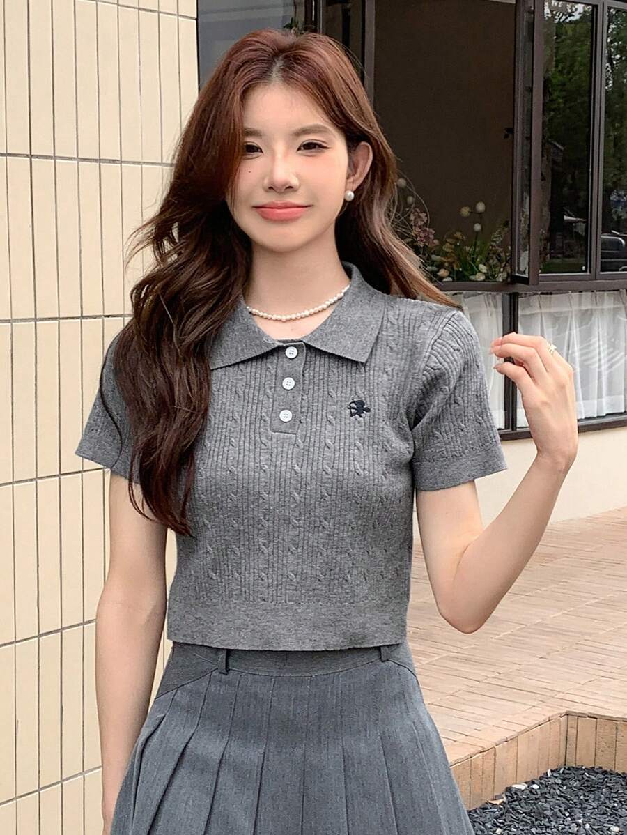 DAZY Polo領丘比特刺繡針織上衣 - 灰色 - 查看 1