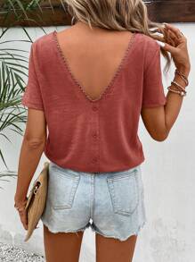 SHEIN Frenchy 鏤空蕾絲花邊後紐扣T恤 - 紅木色 - 查看 1