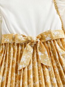 SHEIN Kleines Mädchen Kleid mit Gürtel, Blume Muster, Rüschenbesatz, Falten am Saum,